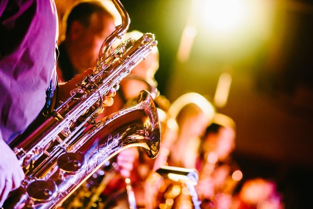 Saxofonist spelar på en färgstarkt belyst jazzscen